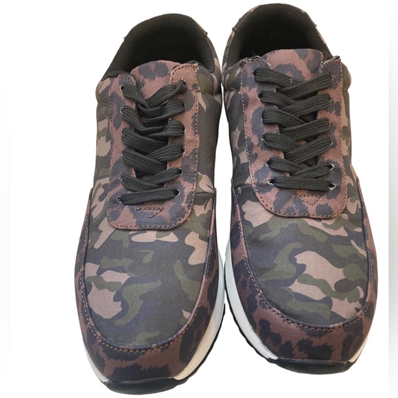 Crazy Train Women’s Camo Wild Kicks Sneakers - NWOT - Picture 3 of 5